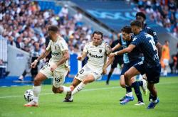 华体会APP下载-朗斯球员庆祝胜利，球队走上正轨