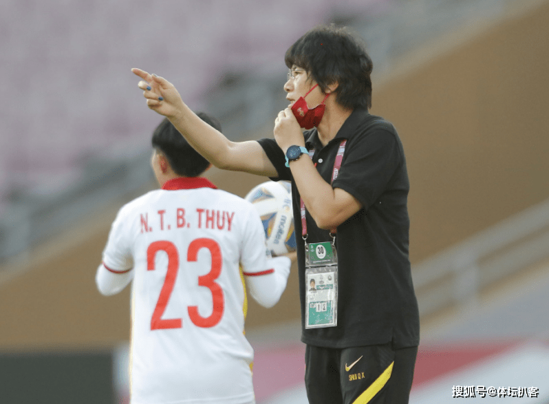 女足赛场上掀起巨大波澜，引人关注