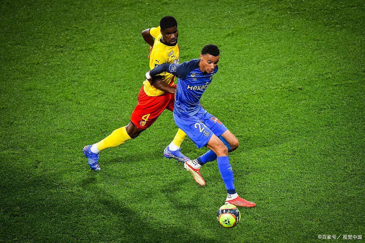 朗斯球员庆祝胜利，球队走上正轨