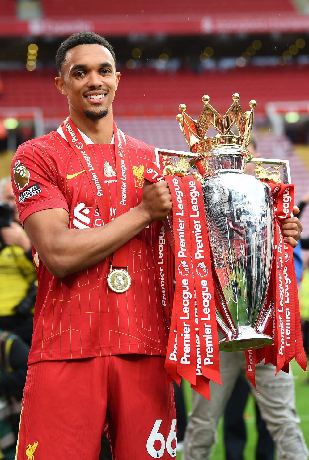 利物浦连胜登顶英超,夺冠前景可期 利物浦连胜登顶英超,夺冠前景可期