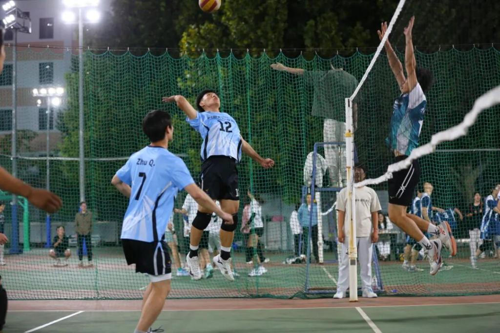 一场关键比赛中球员们的拼搏精神感染了现场观众 一场关键比赛中球员们的拼搏精神感染了现场观众