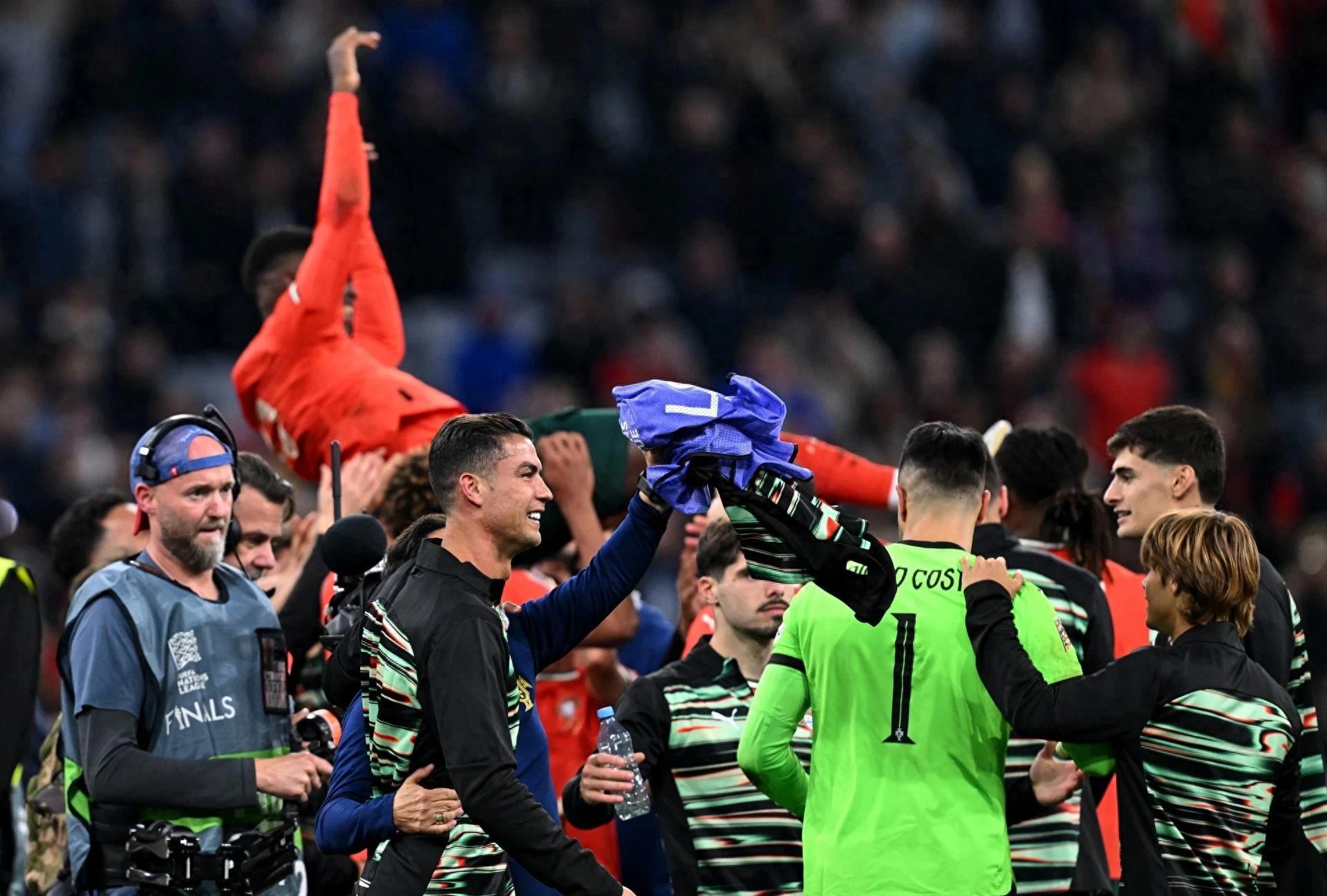 中场发威：掌控比赛，引领球队获得胜利