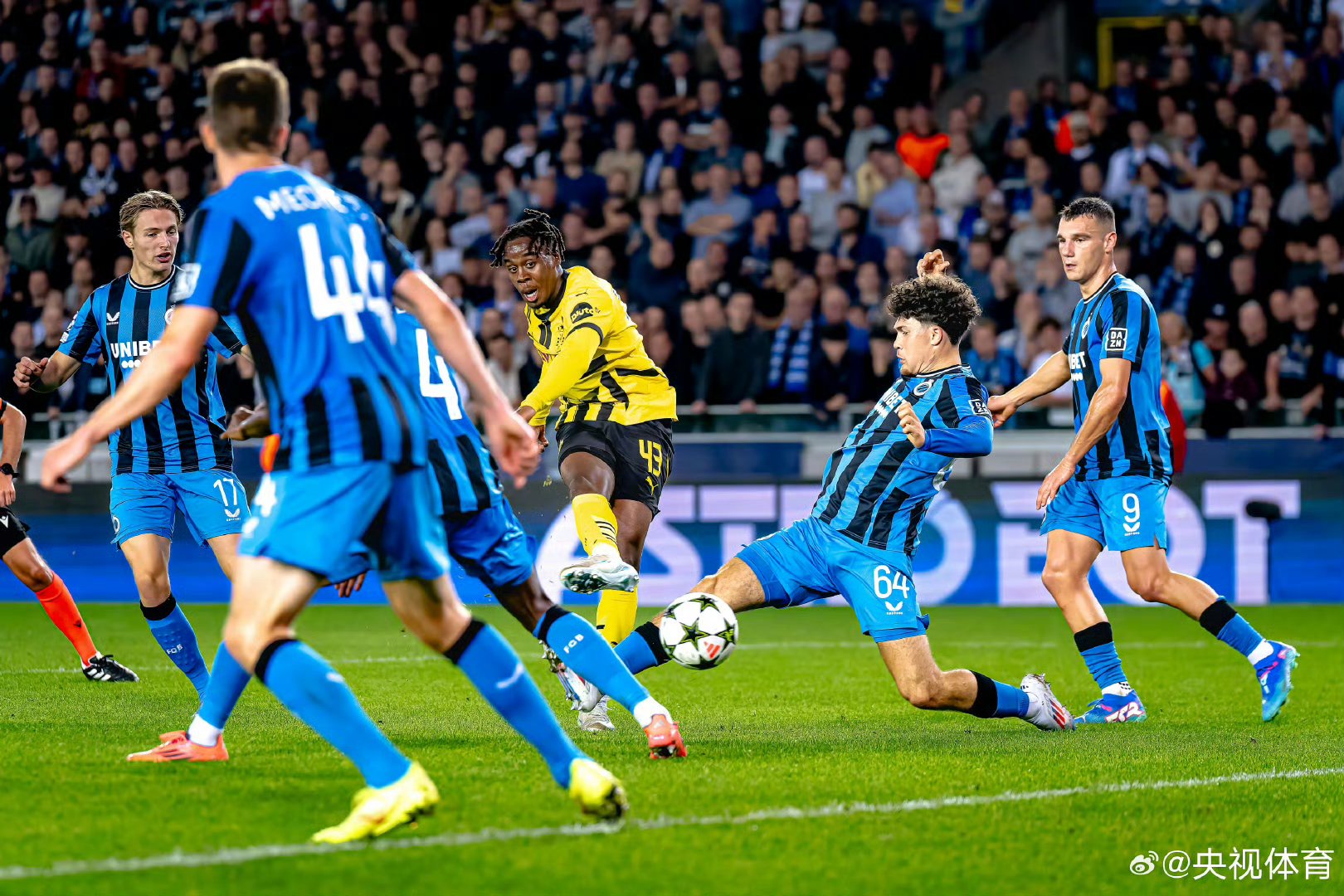 包含场上较量热火朝天,斯特拉斯堡对战梅斯的词条 包含场上较量热火朝天,斯特拉斯堡对战梅斯的词条