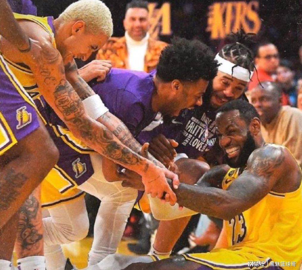 包含篮球名宿回顾生涯经典瞬间,球迷感怀岁月的词条 包含篮球名宿回顾生涯经典瞬间,球迷感怀岁月的词条